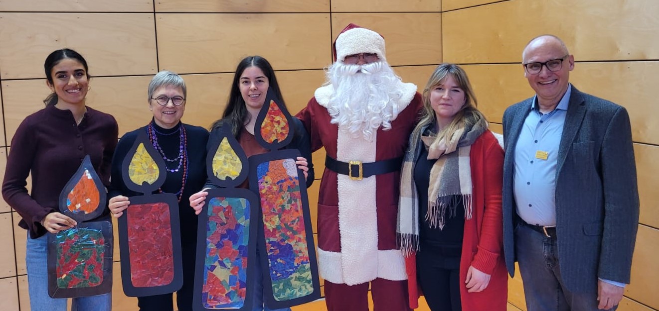 Mitglieder des Rotaract Clubs Nürnberg, des Rotary Clubs Nürnberg-Connect uns eine Lehrerin des Wichernhauses freuen sich über die Aktion.